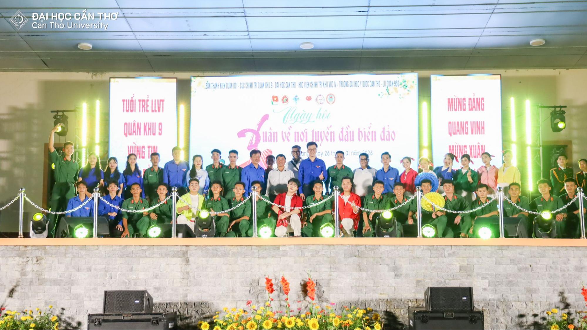 Mang Tết ấm áp đến cán bộ, chiến sĩ và…