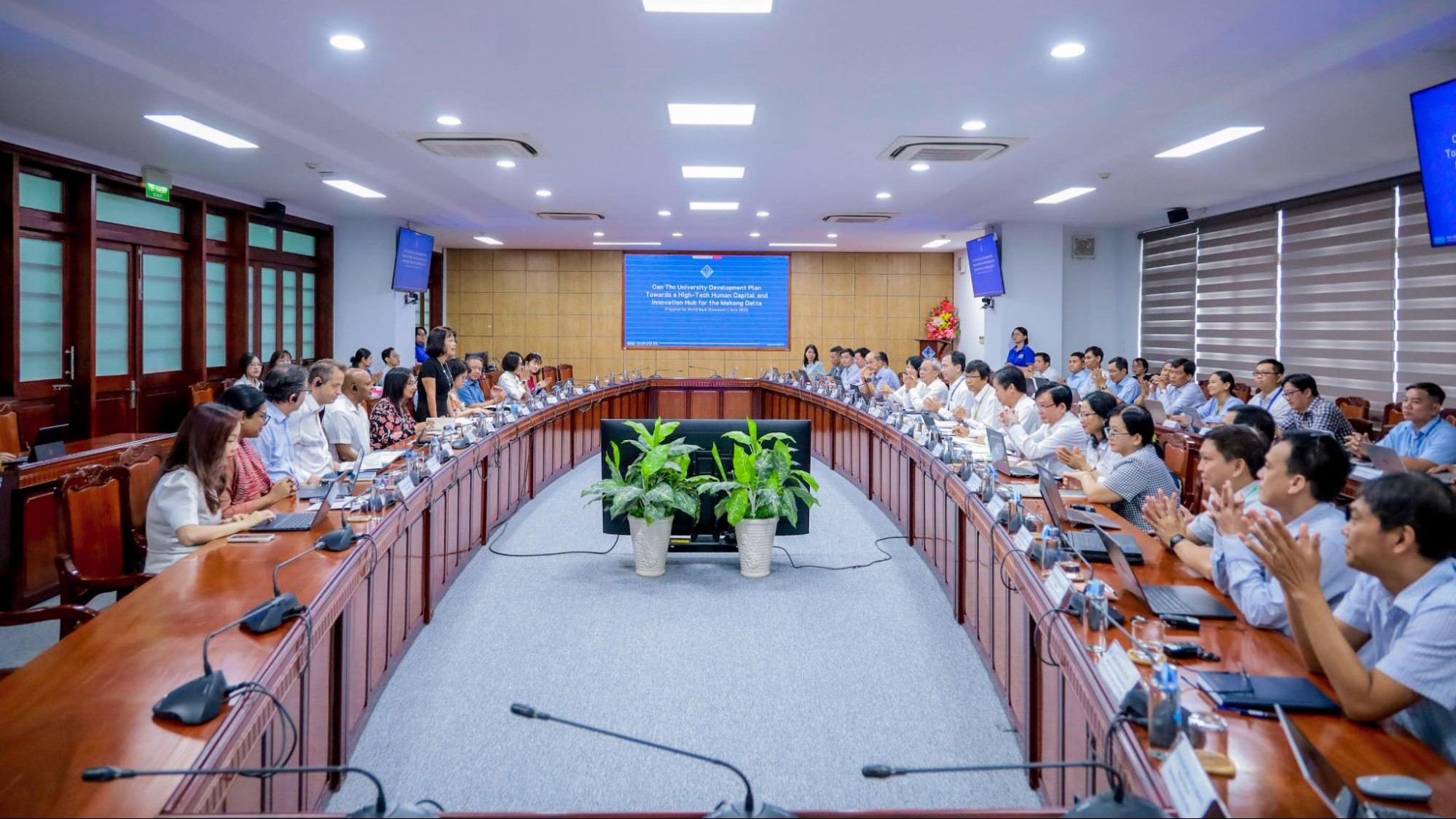Đại học Cần Thơ làm việc với Ngân hàng Thế…